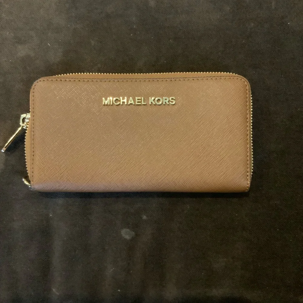 Authentic Michael Kors Wallet - Picture 1 of 4